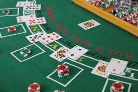 Antarmuka Playtech di hokiraja168 menampilkan menu permainan slot, meja dealer langsung, dan sportsbook